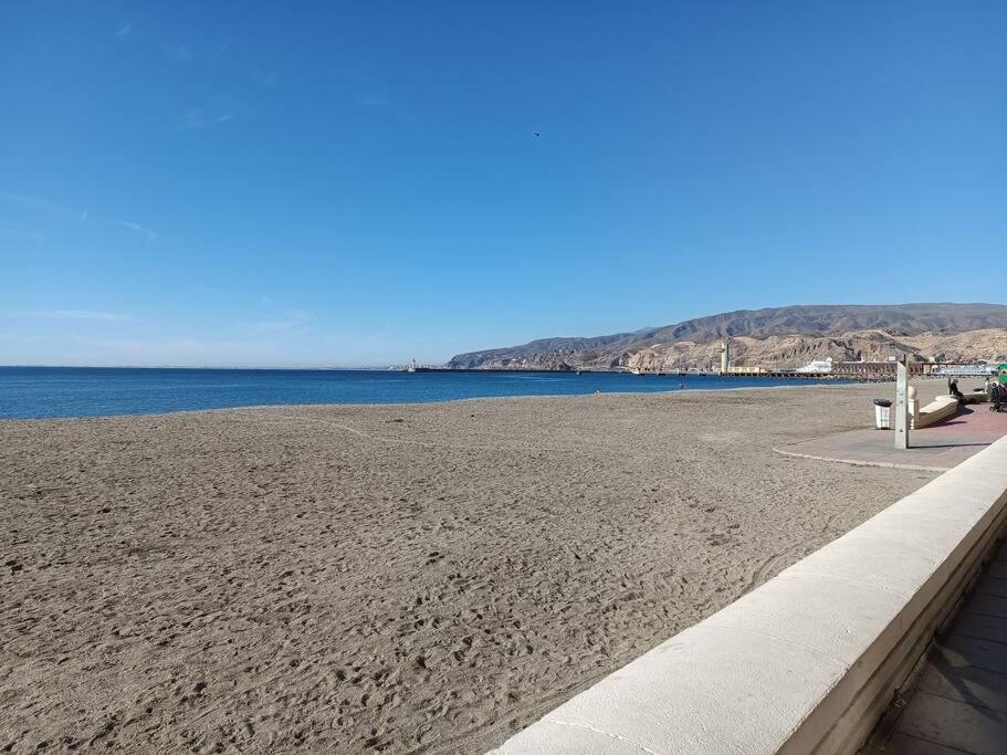 Estupendo Piso Renovado A 30 Metros De La Playa Apartamento Almería Exterior foto
